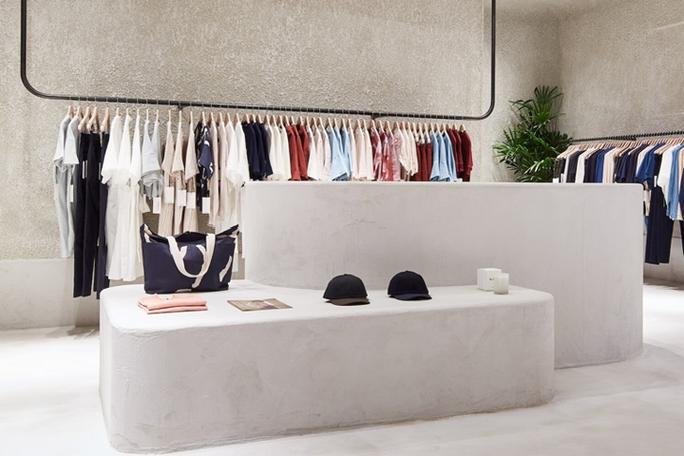 澳大利亚墨尔本kloke 服装店设计,郁郁葱葱的植物,位于零售空间的两端
